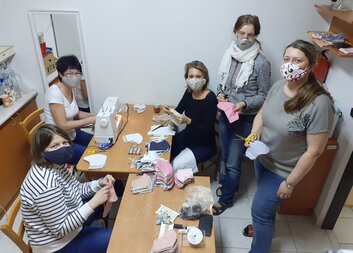Bezmála 7 000 kusů roušek ušili zaměstnanci brodské Charity potřebným, pomáhali i dobrovolníci