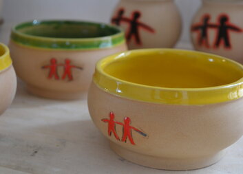 Keramika ze Sociálně terapeutické dílny potěší účastníky Radonického víceboje dvojic