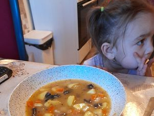 Díky Nadačnímu fondu Tesco se sociálně znevýhodněné rodiny naučí vařit zdravě a ekonomicky 