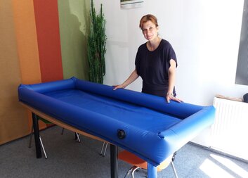 Umýt doma člověka upoutaného na lůžko není snadné, pomoci může novinka brodské Domácí hospicové péče