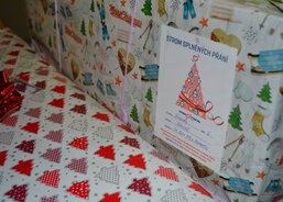 Každý dárek je označený kartičkou, kterou si lidé vybrali ze stromů splněných přání.