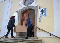 Stěhování krabic plných dárků do sídla Šipky - sociálně aktivizační služby pro rodiny s dětmi.