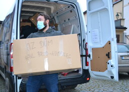 Krabice plné dárků byly těžké.