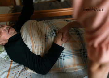 Domácí hospicová péče je stále potřebnější. Statistiky za posledních 10 let mluví jasně