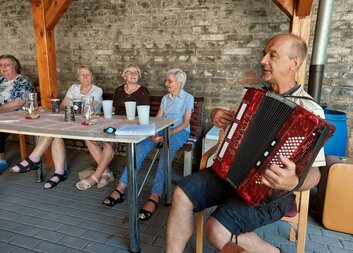 Odpolední grilování v denním centru pro seniory